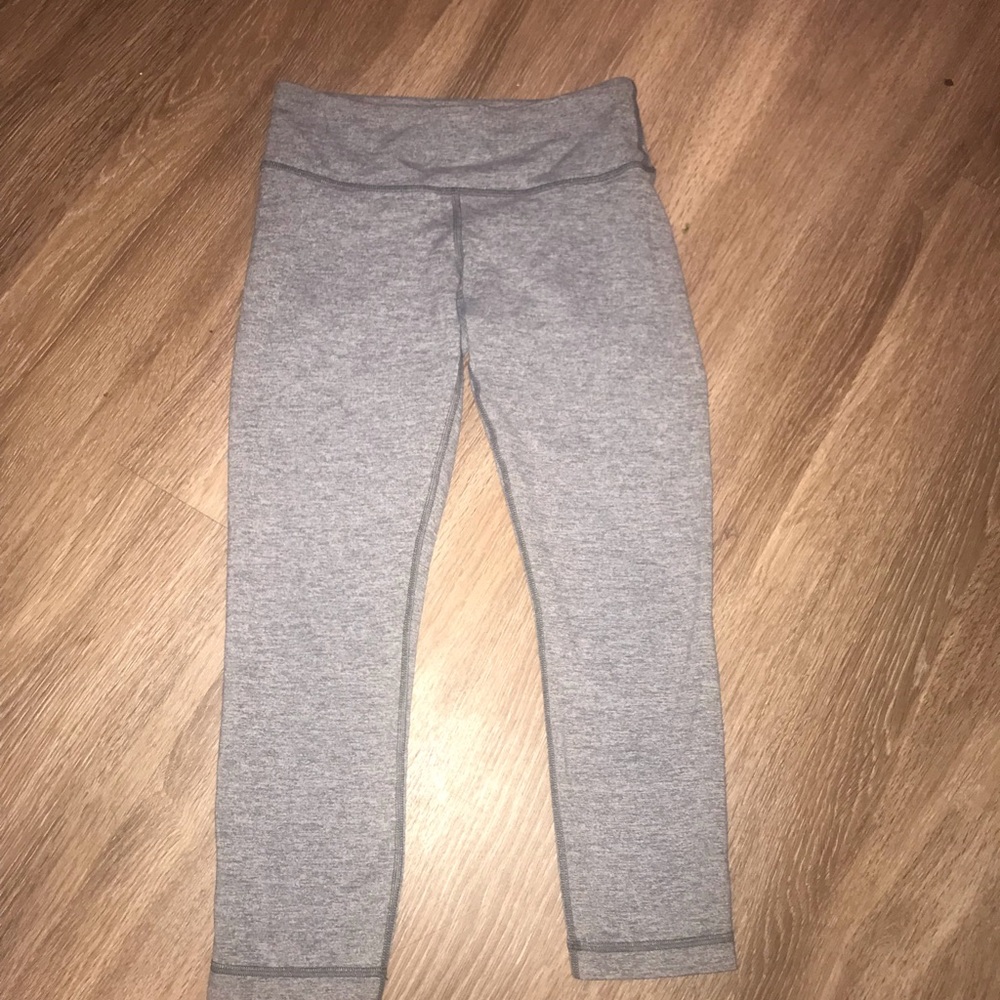 Like new size 4 lululemon crop leggings